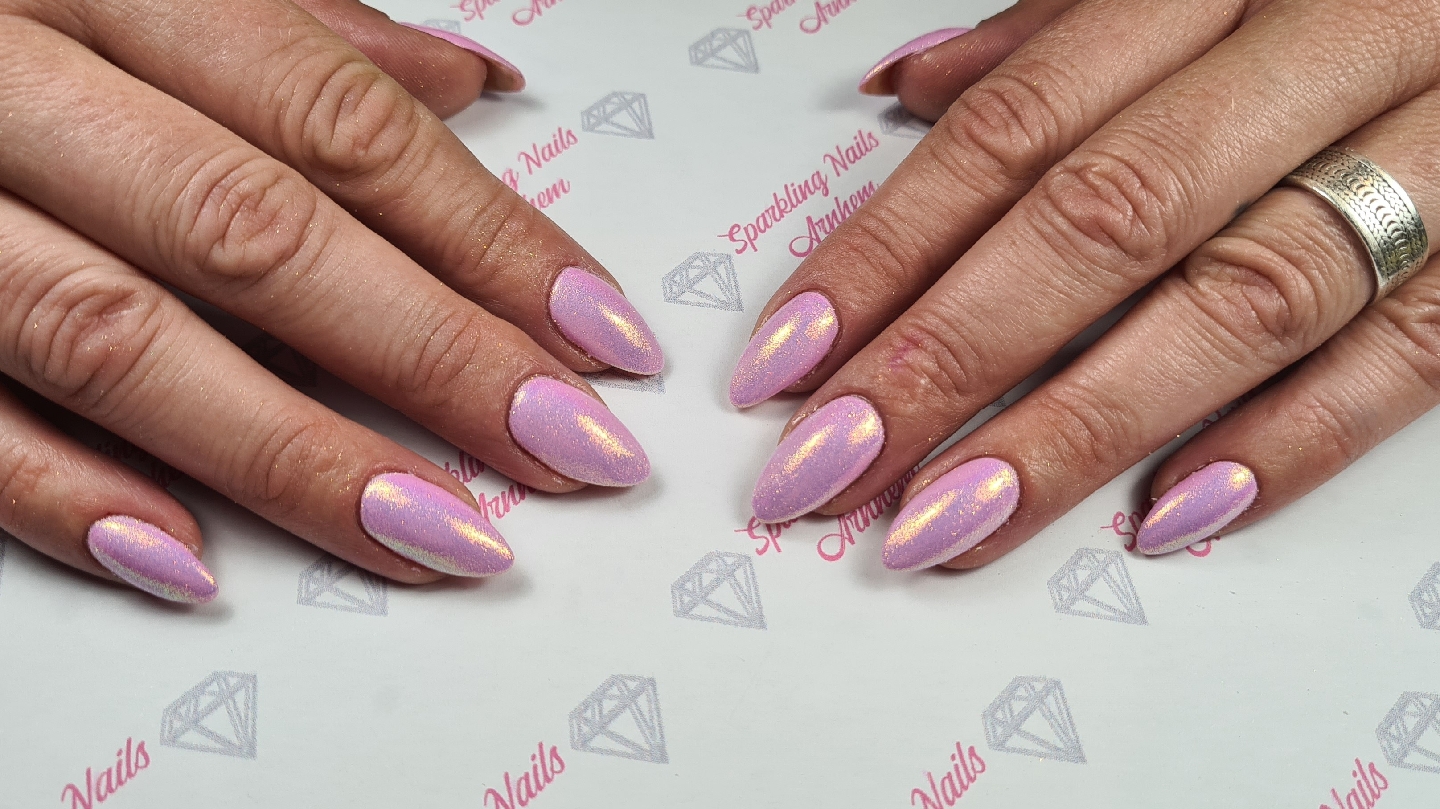 Lila chrome amandelnagels op de placemat van Sparkling Nails Arnhem