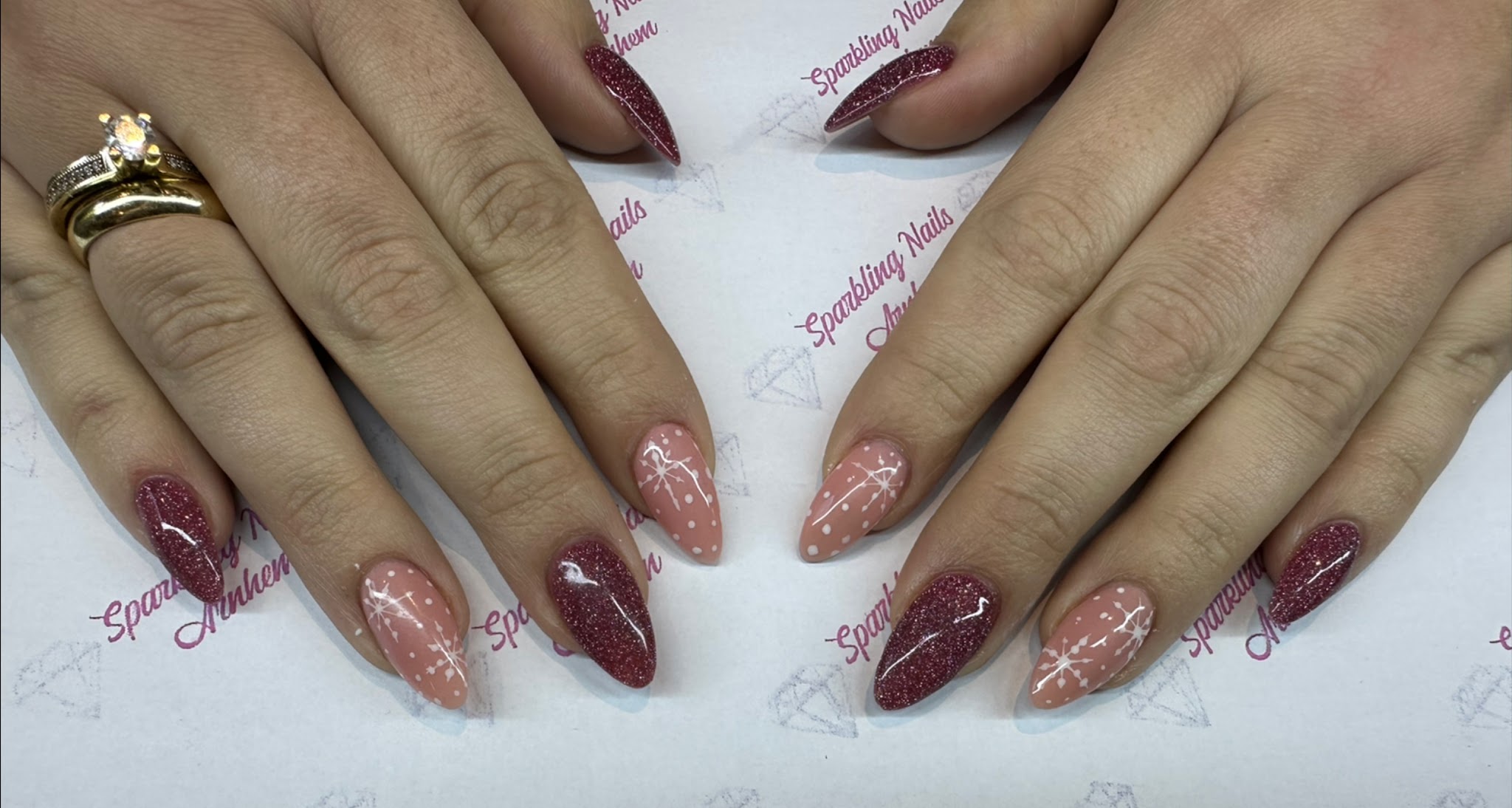 Amandelnagels in bordeaux en roze glitter op de placemat met diamantjes van Sparkling Nails Arnhem