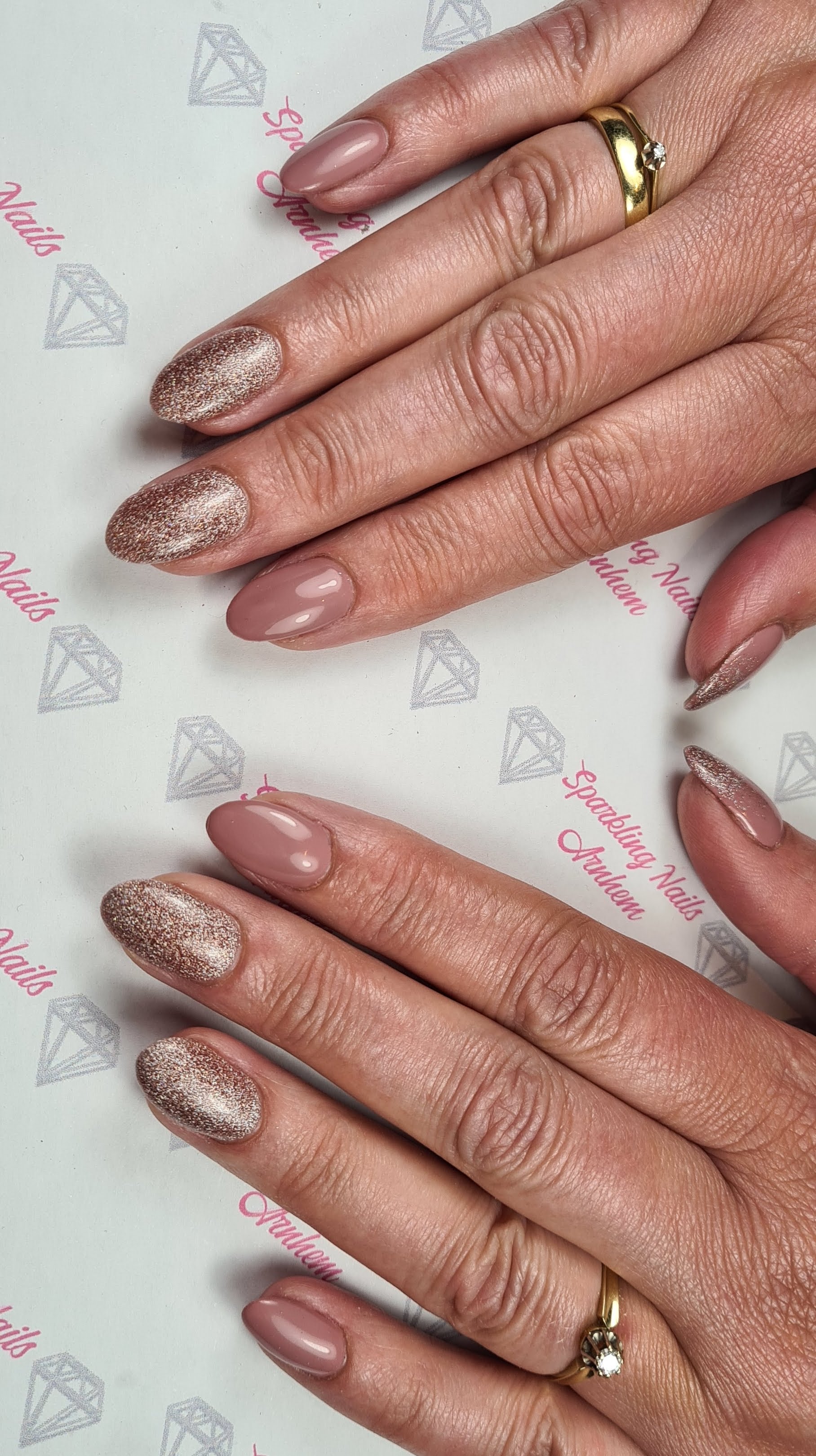 Nude nagels met roségoud glitter op beide handen