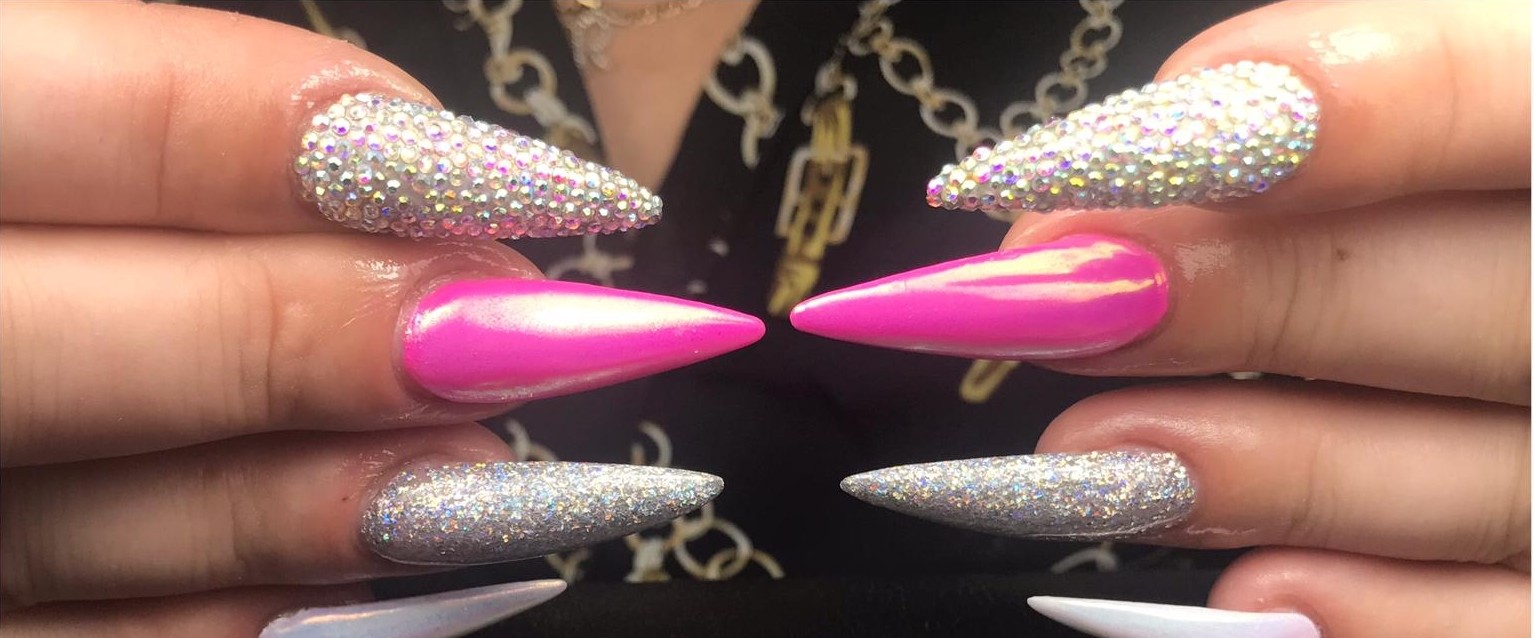 Lange stiletto nagels in roze chrome, zilver en kristallen