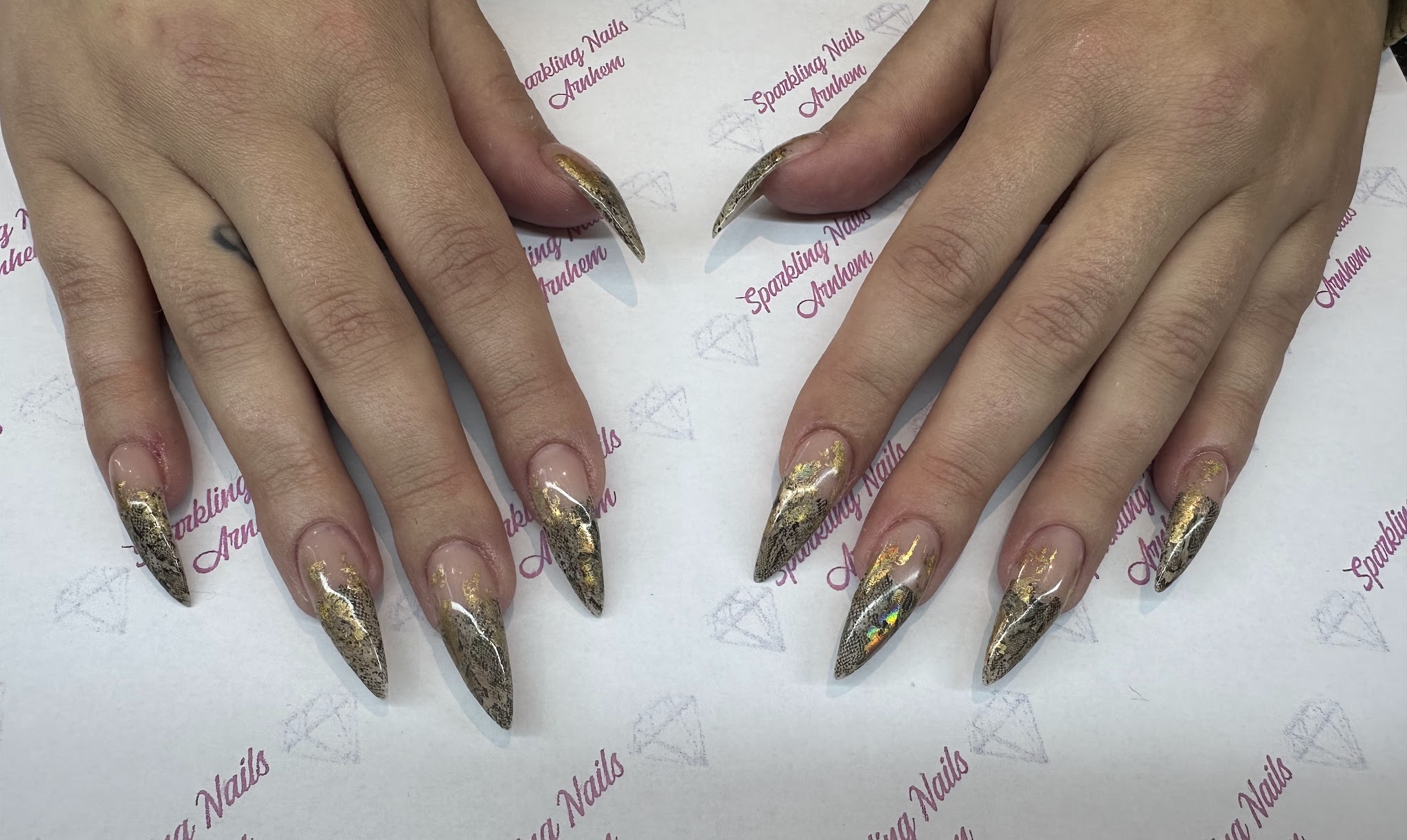 Stiletto nagels in goud chrome