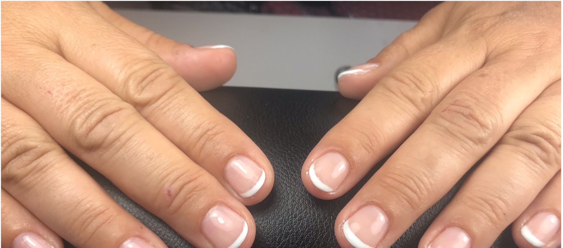 Korte nagels met een witte French